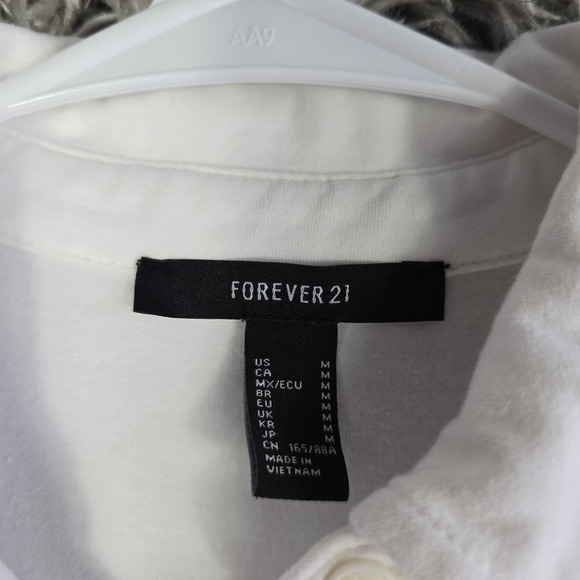 Forever 21 Womens White Short Sleeve Cropped Polo Shirt Size Medium Cotton Blend - Picture 2 of 6